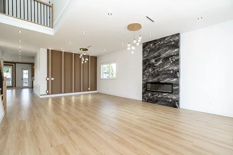 13979 113 AVENUE - photo 3 of 25