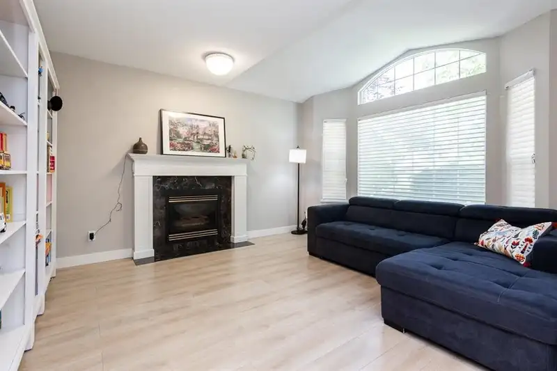 16198 111A AVENUE - photo 4 of 26
