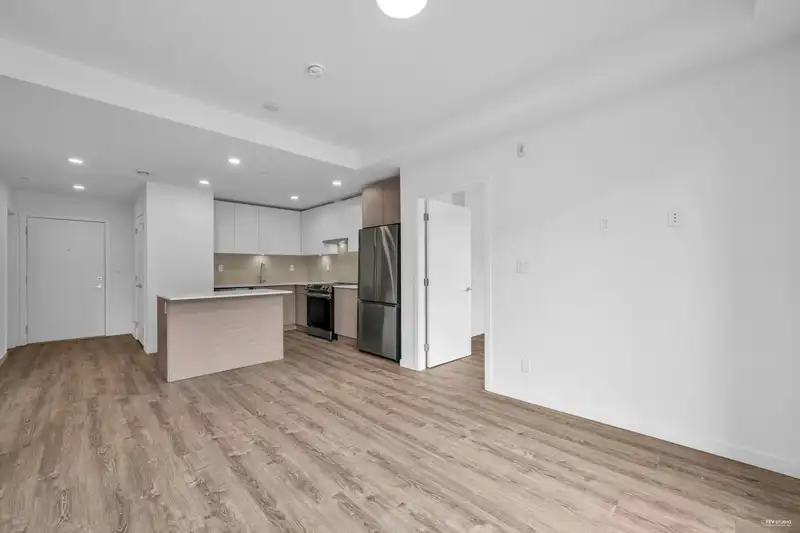 416 13969 96 AVENUE - photo 3 of 25