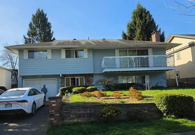 13904 78 AVENUE - photo 1 of 17