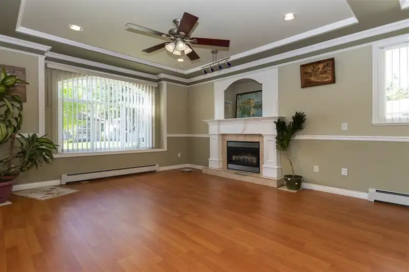 13871 78 AVENUE - photo 4 of 16