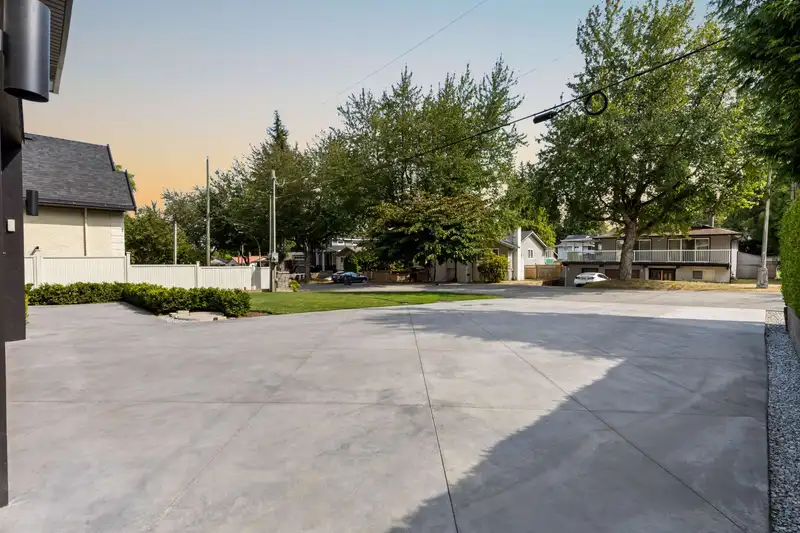 13093 98A AVENUE - photo 4 of 40