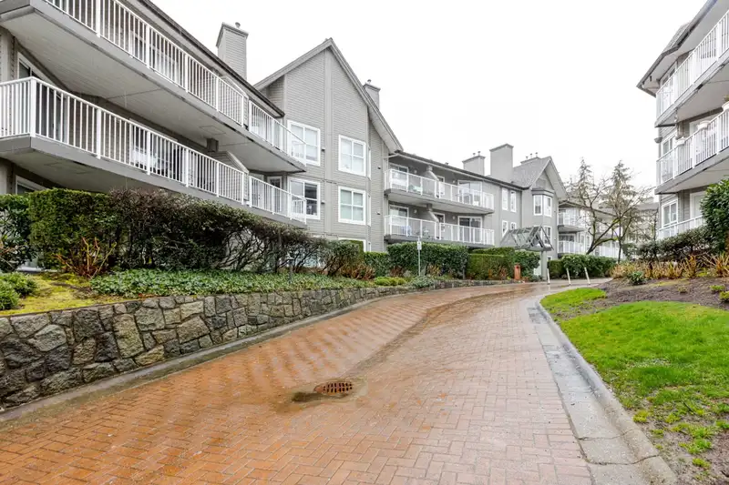 205 15140 108 AVENUE - photo 3 of 36