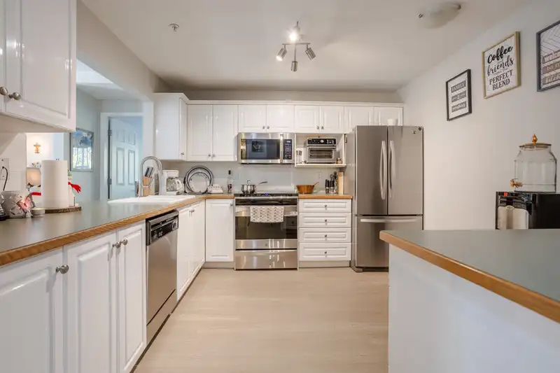 205 6557 121 STREET - photo 2 of 25