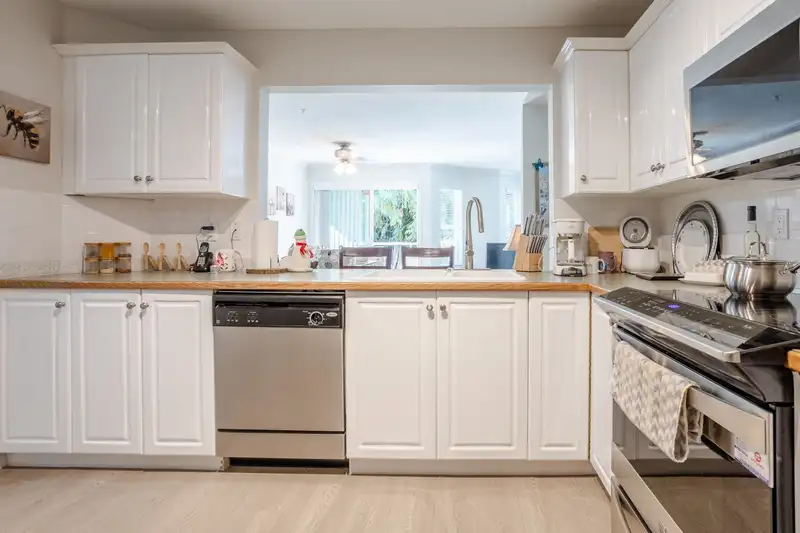205 6557 121 STREET - photo 3 of 25