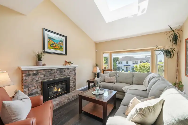 18261 54 AVENUE - photo 4 of 35