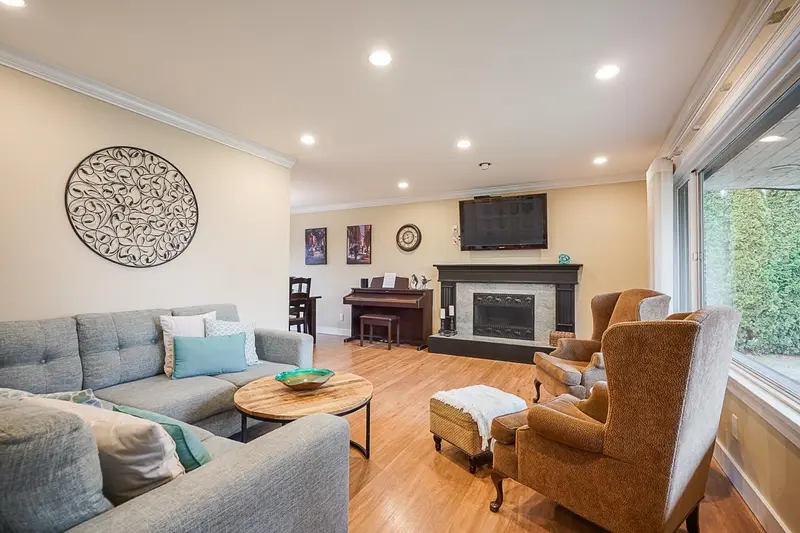 2370 LYNDEN STREET - photo 3 of 25