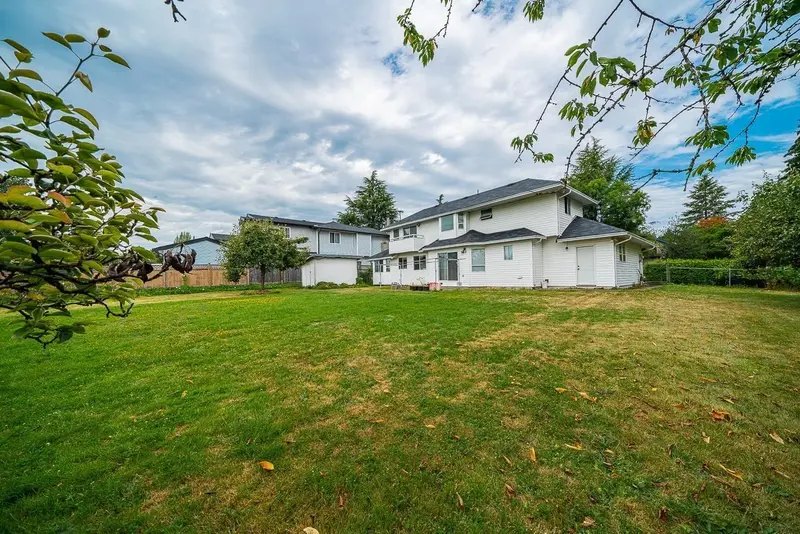 13346 92 AVENUE - photo 1 of 25