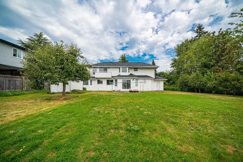 13346 92 AVENUE - photo 2 of 25