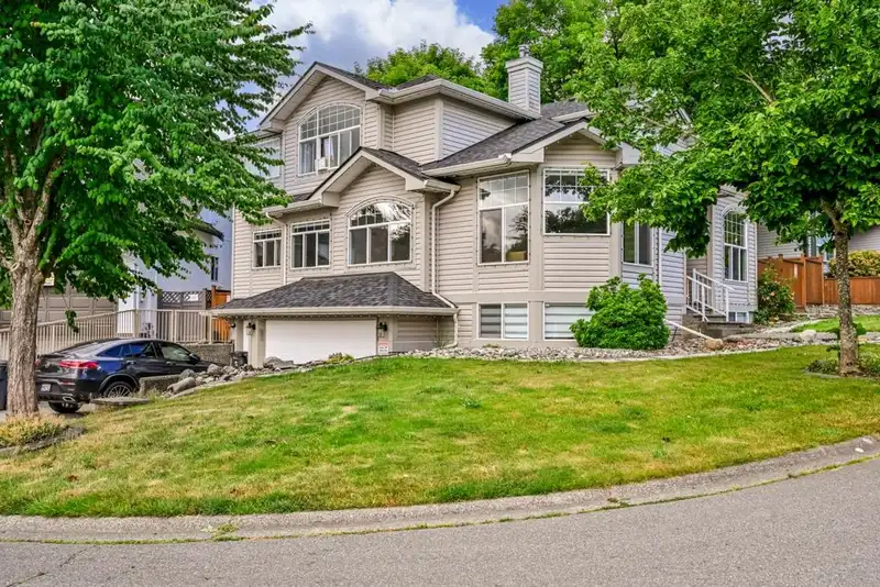 16730 85 AVENUE - photo 2 of 40