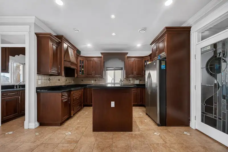 6657 128 STREET - photo 4 of 32