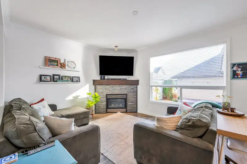 16458 60 AVENUE - photo 3 of 25