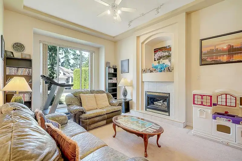7636 147A STREET - photo 4 of 40