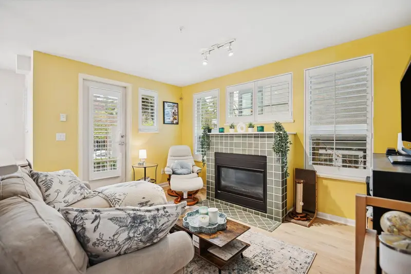 206 2490 W 2ND AVENUE - photo 2 of 10