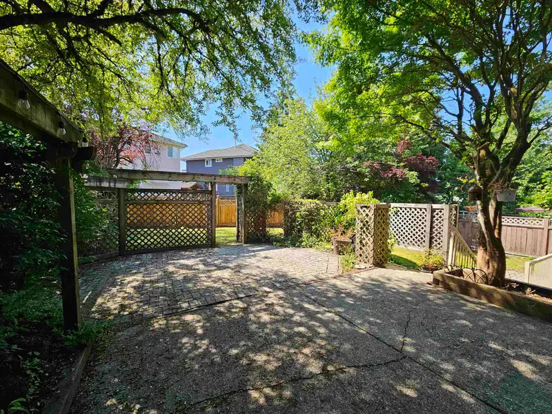 11121 163 STREET - photo 4 of 7