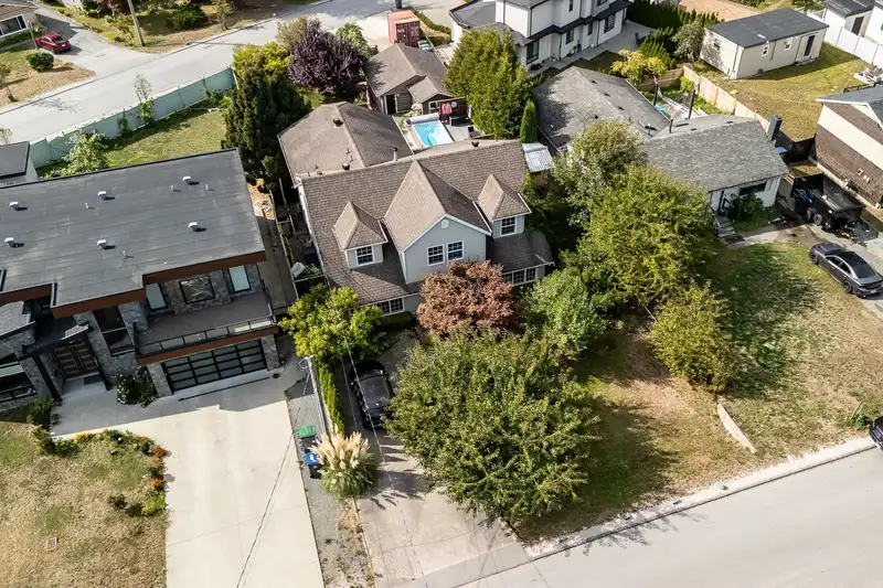 10099 127 STREET - photo 1 of 37