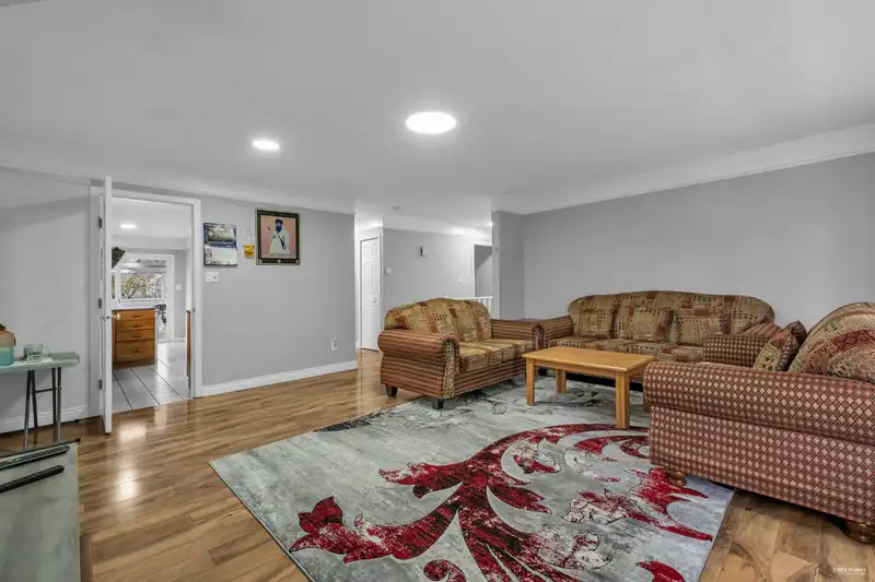 13532 64 AVENUE - photo 4 of 36