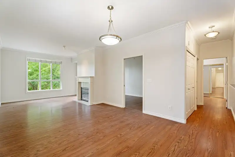 409 13860 70 AVENUE - photo 2 of 19
