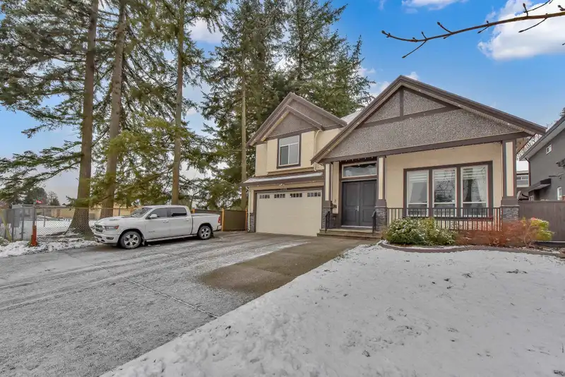 9405 126 STREET - photo 4 of 38