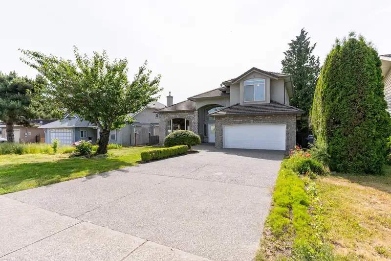 11229 154A STREET - photo 2 of 40