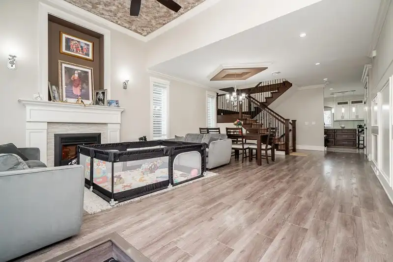 6158 140B STREET - photo 3 of 38