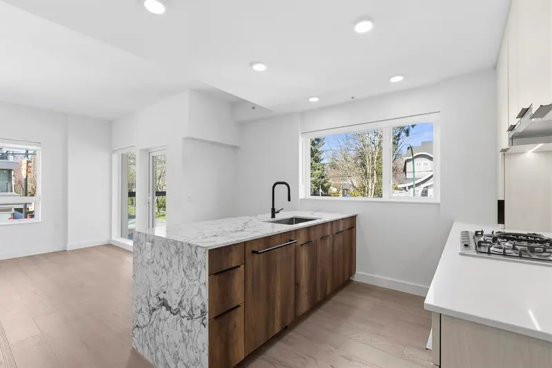 201 3590 W 39TH AVENUE - photo 4 of 19