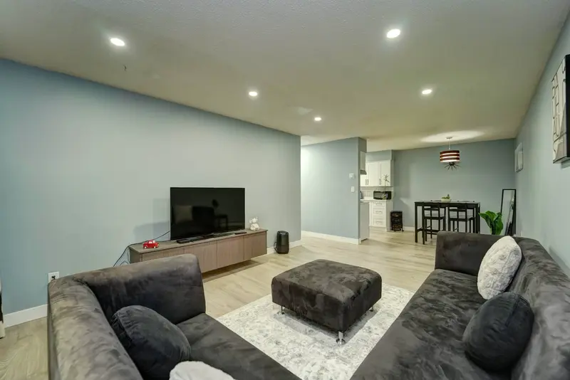 202 33450 GEORGE FERGUSON WAY - photo 1 of 16