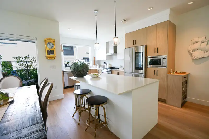 38 12585 104A AVENUE - photo 4 of 23
