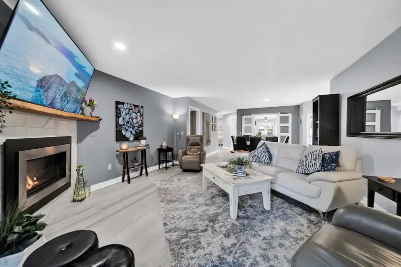 110 16031 82 AVENUE - photo 2 of 31