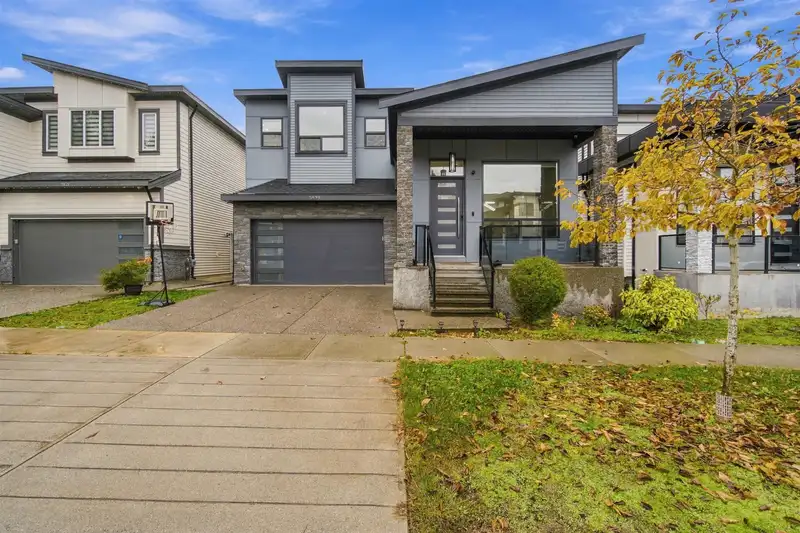 5929 140B STREET - photo 2 of 25