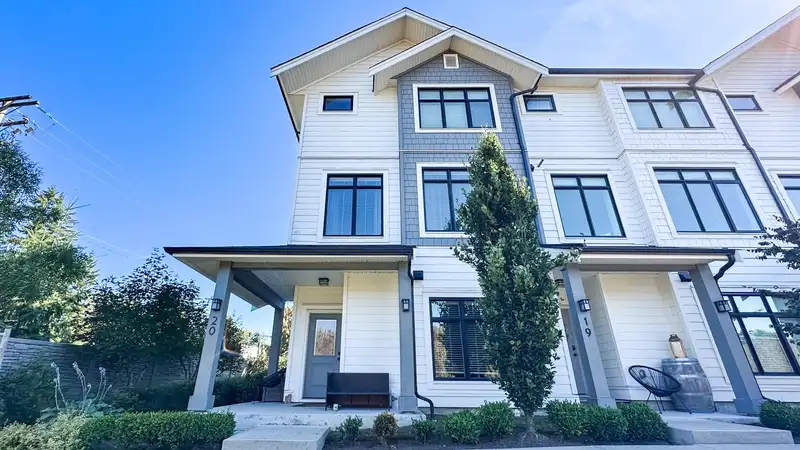 20 17557 100 AVENUE - photo 1 of 33