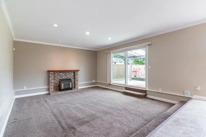 8841 158 STREET - photo 4 of 40