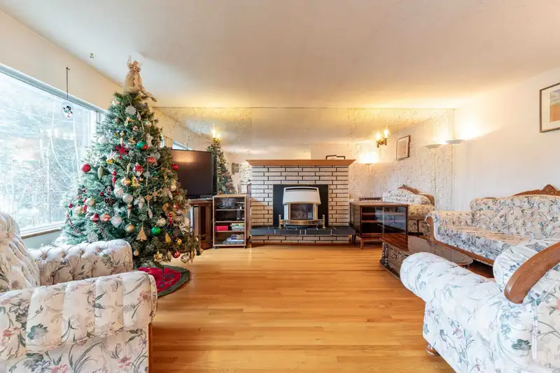 14734 108 AVENUE - photo 4 of 40