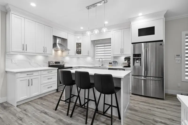 211 HAMPTON STREET - photo 4 of 21