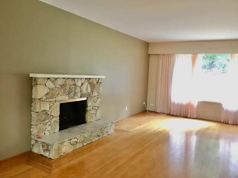 12501 53 AVENUE - photo 2 of 11