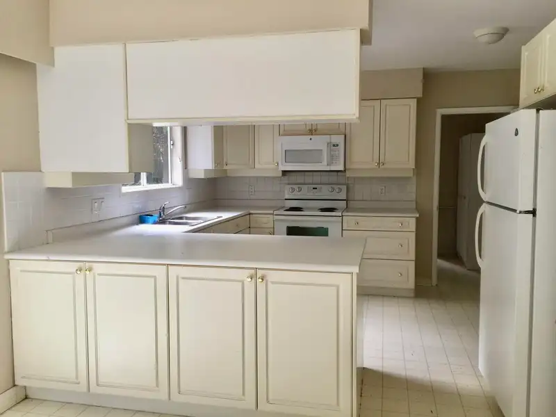 12501 53 AVENUE - photo 3 of 11