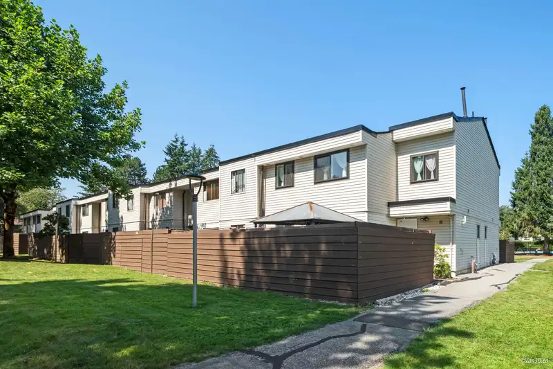 47 14111 104 AVENUE - photo 1 of 33