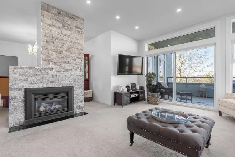 221 12873 RAILWAY AVENUE - photo 4 of 25