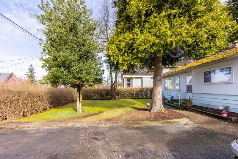 10872 139A STREET - photo 2 of 16