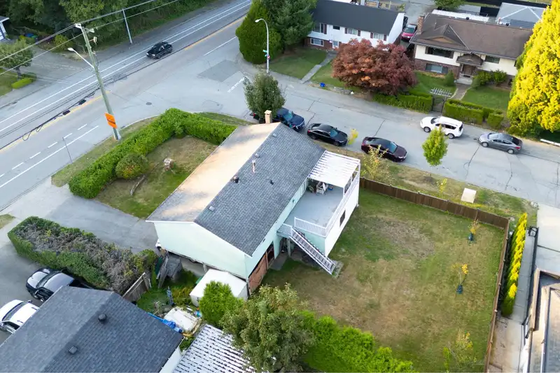 7886 140 STREET - photo 3 of 19