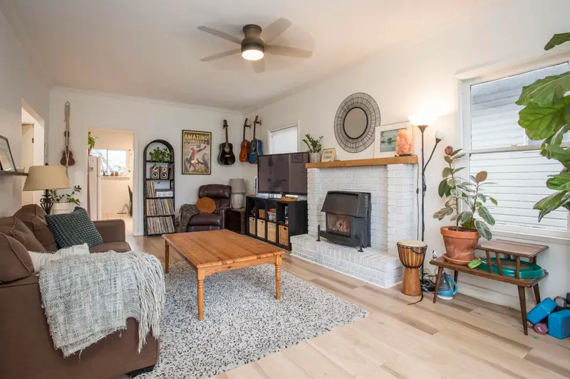 1976 WARWICK AVENUE - photo 1 of 25