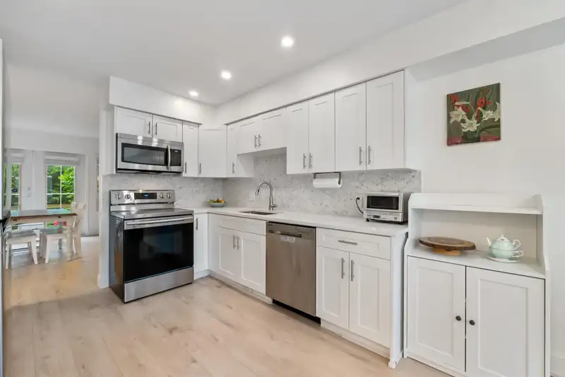 15 15488 101A AVENUE - photo 2 of 37