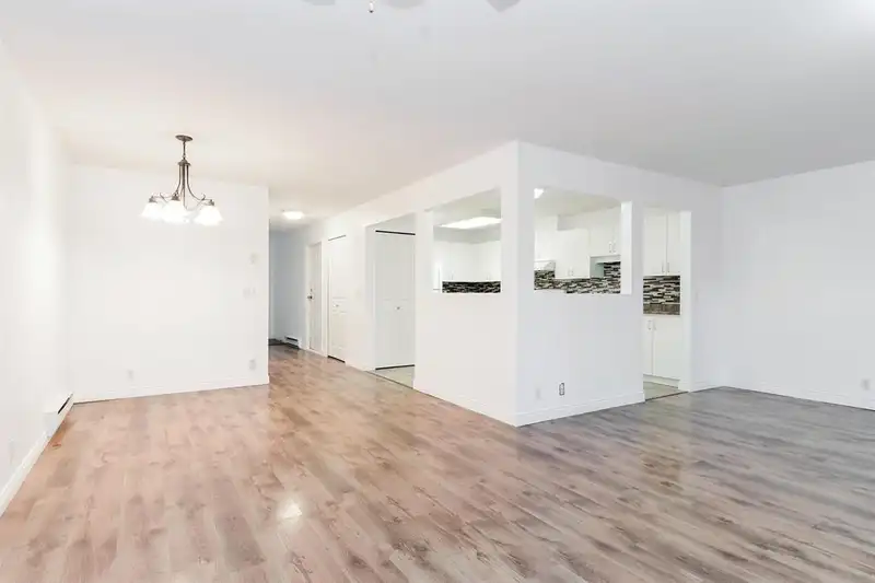 51 16016 82 AVENUE - photo 3 of 20