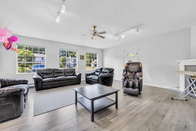 15447 92A AVENUE - photo 3 of 19