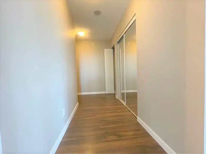 1204 9981 WHALLEY BOULEVARD - photo 2 of 21
