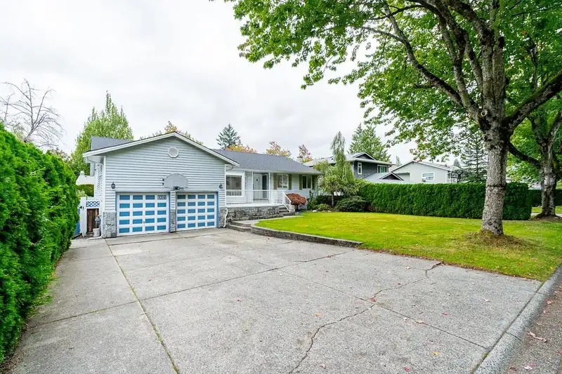 13027 61 AVENUE - photo 2 of 35