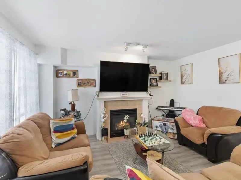 32 16388 85 AVENUE - photo 1 of 20