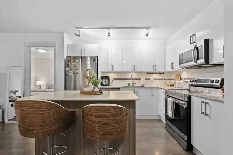 215 8733 160 STREET - photo 4 of 37
