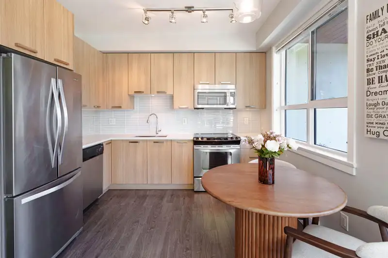 406 15388 105 AVENUE - photo 3 of 26