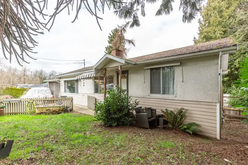 13221 112B AVENUE - photo 4 of 25